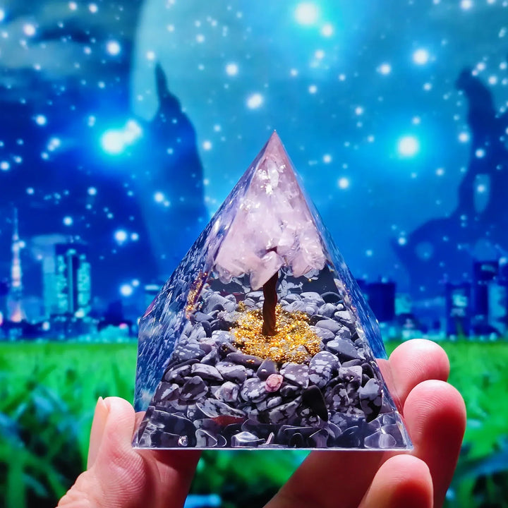 Orgonittpyramide med ametyst pendel – Energi, Beskyttelse og Dekorasjon | Luvikno