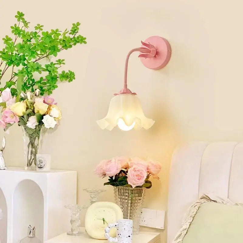 LuxePetal - Elegant Vegglampe med Blomsterdesign for Soverommet Luvikno