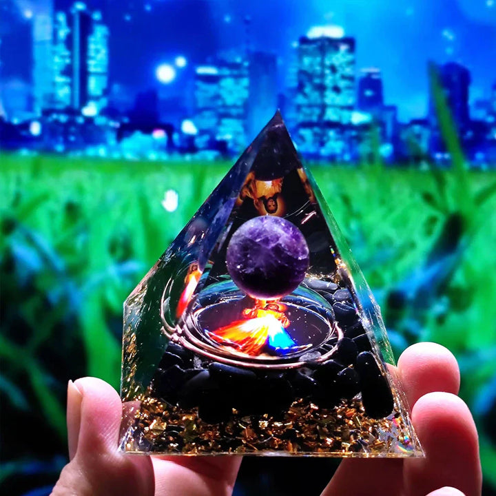 Orgonittpyramide med ametyst pendel – Energi, Beskyttelse og Dekorasjon | Luvikno