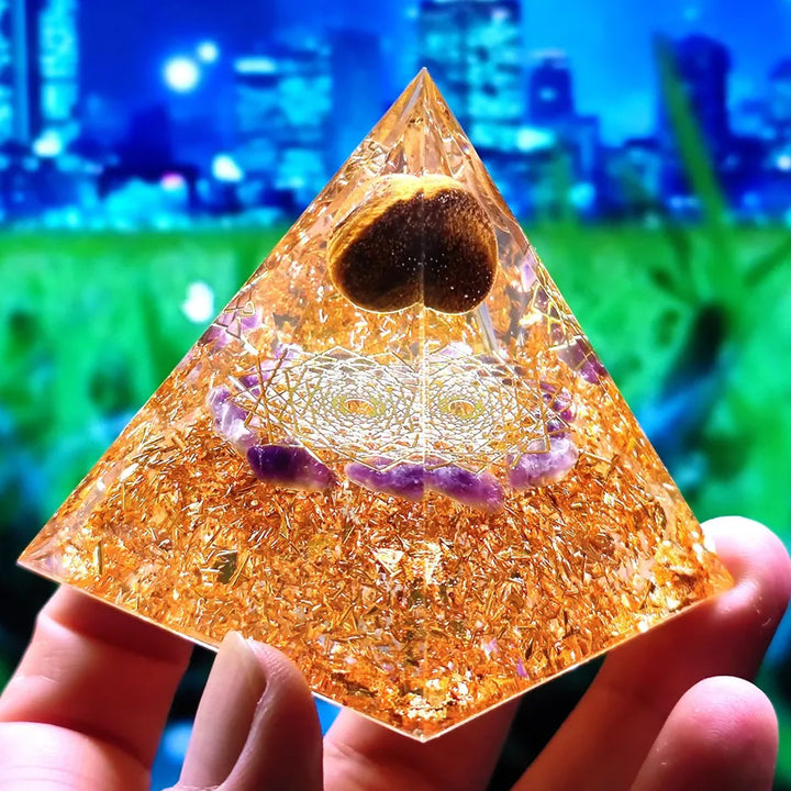 Orgonittpyramide med ametyst pendel – Energi, Beskyttelse og Dekorasjon | Luvikno