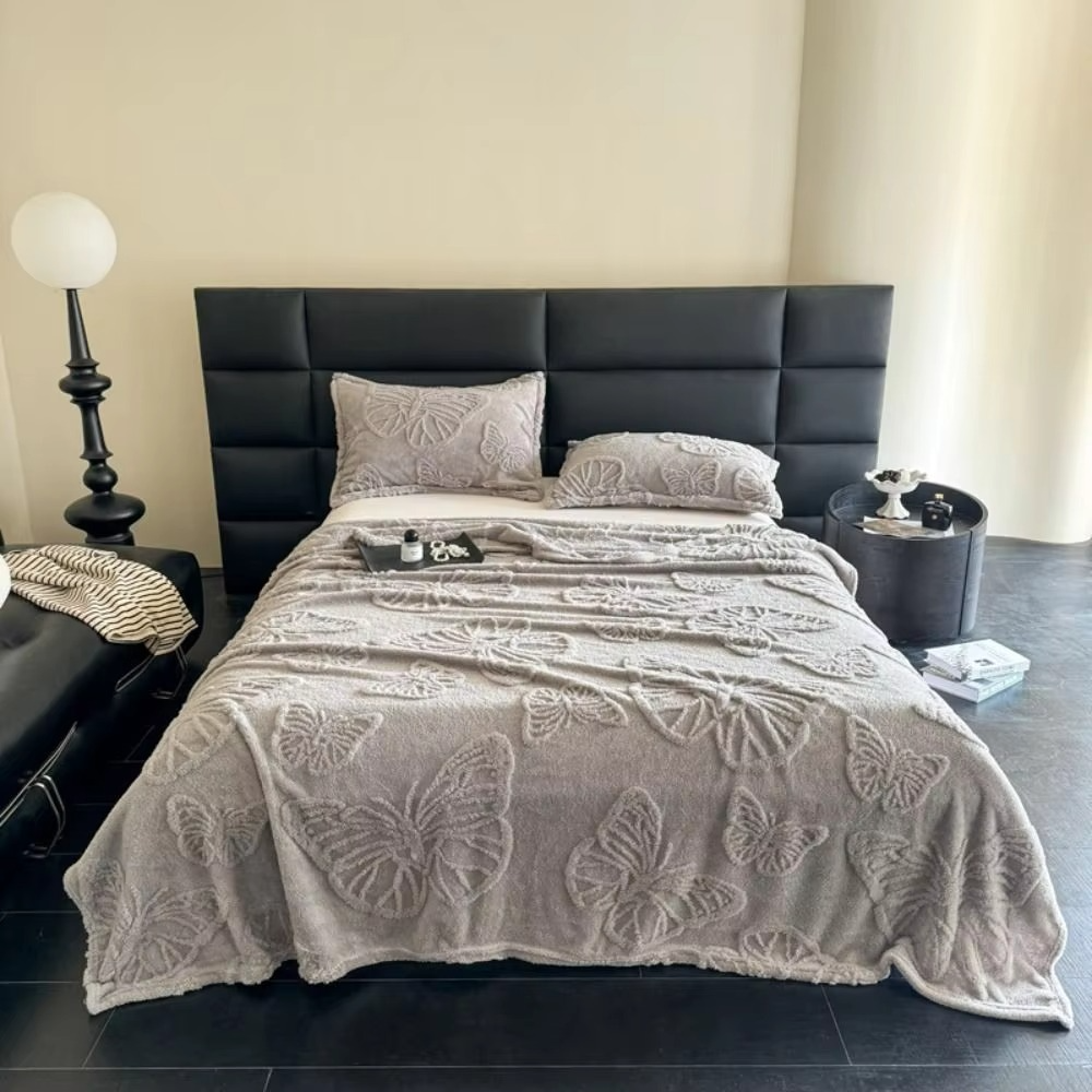 Dobbeltsidig avkjølende teppe med pustende kald effekt og 3D sommerfugl jacquard-design | Luvikno