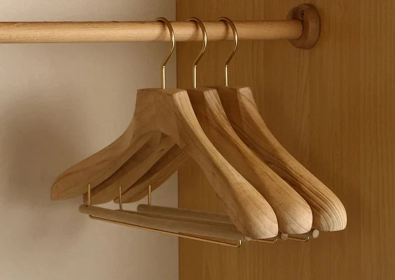 Luvikno | Sett med 2 premium kamfertre kleshengere med brede skuldre for klesorganisering