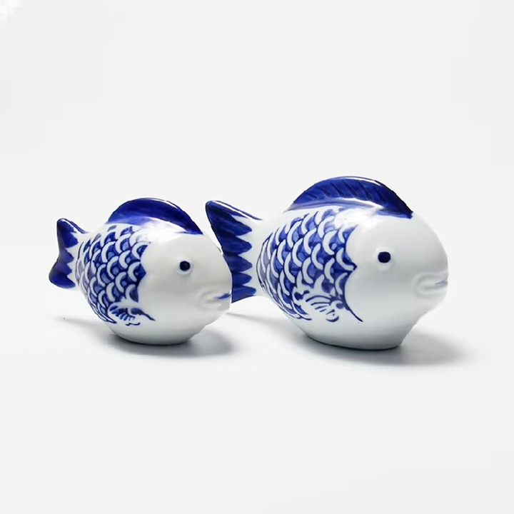 Blå og hvit porselen flytende koi fisk skrivebords ornamente Luvikno