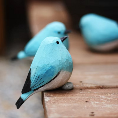 Håndlaget Fjellblå Robin Tre Skulptur Luvikno