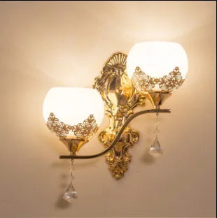 CrystalLuxe – Gylden LED Vegglampe for Stemningsfull Belysning Luvikno