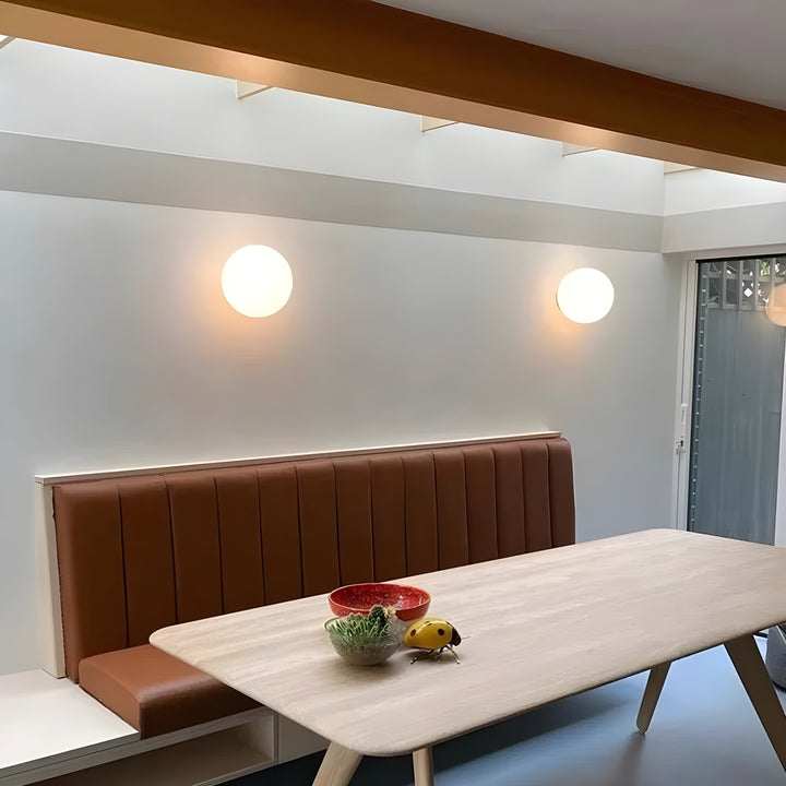 GlasAura Vegglampe med Matt Glasskule og Metallbase | Luvikno