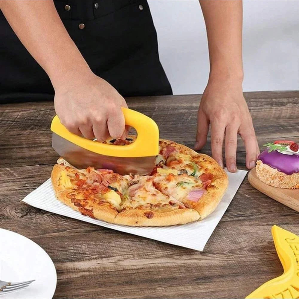 Luvikno | Slicetta Pizzakutter laget av rustfritt stål med beskyttelseshette | Rund kniv for presis kutting av pizza, urter, ost & deig | Ergonomisk & oppvaskmaskinvennlig
