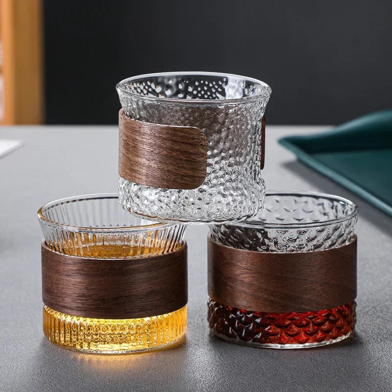 OakFlow Whisky Tumbler – Håndlaget glass med trefinish | Luvikno