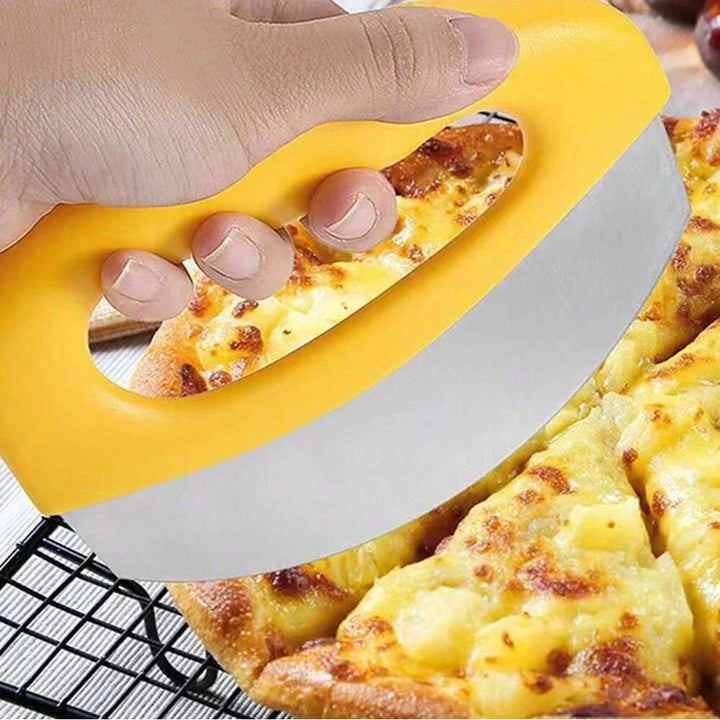 Luvikno | Slicetta Pizzakutter laget av rustfritt stål med beskyttelseshette | Rund kniv for presis kutting av pizza, urter, ost & deig | Ergonomisk & oppvaskmaskinvennlig