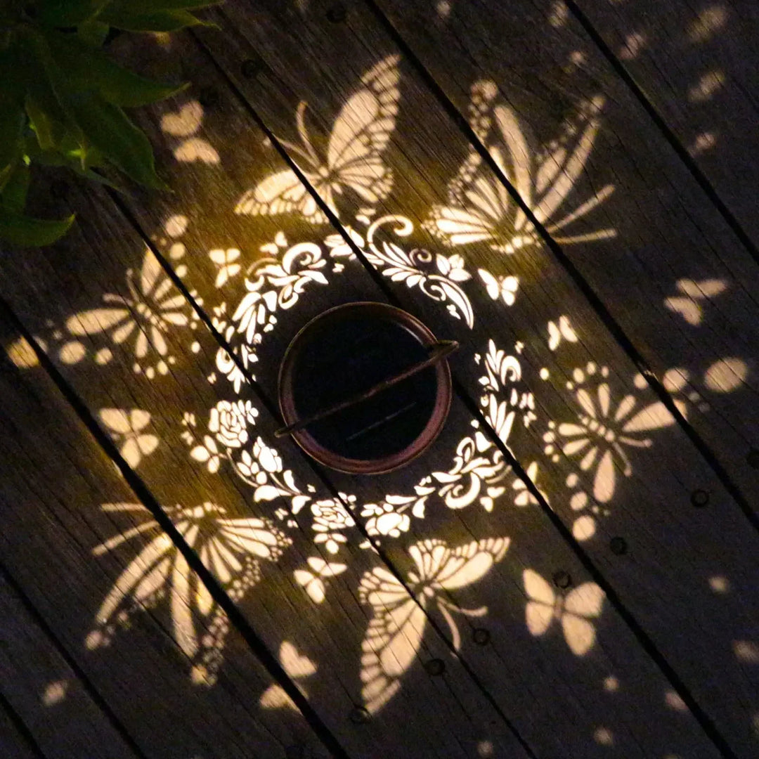 Luvikno | Luminara SolFlair Sollampe | Retrodesign med sommerfuglmotiv | IP65 vanntett | Varmt lys for hage og balkong