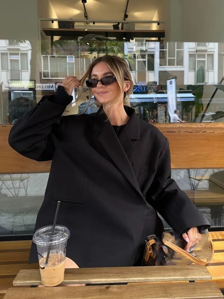 Luvik | Ylisuuri bleiseri erityisellä yksityiskohdalla