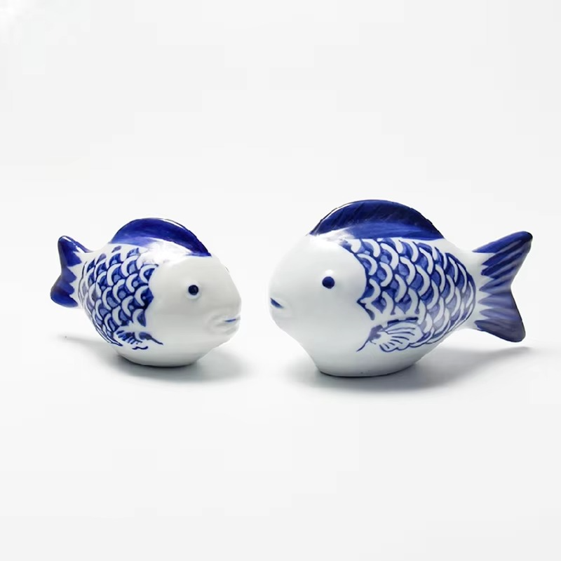 Blå og hvit porselen flytende koi fisk skrivebords ornamente Luvikno