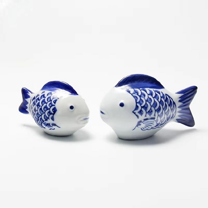 Blå og hvit porselen flytende koi fisk skrivebords ornamente Luvikno