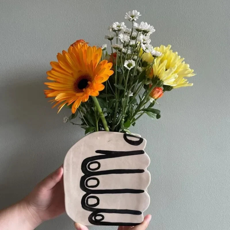 Hånd med blomster vase | Luvikno