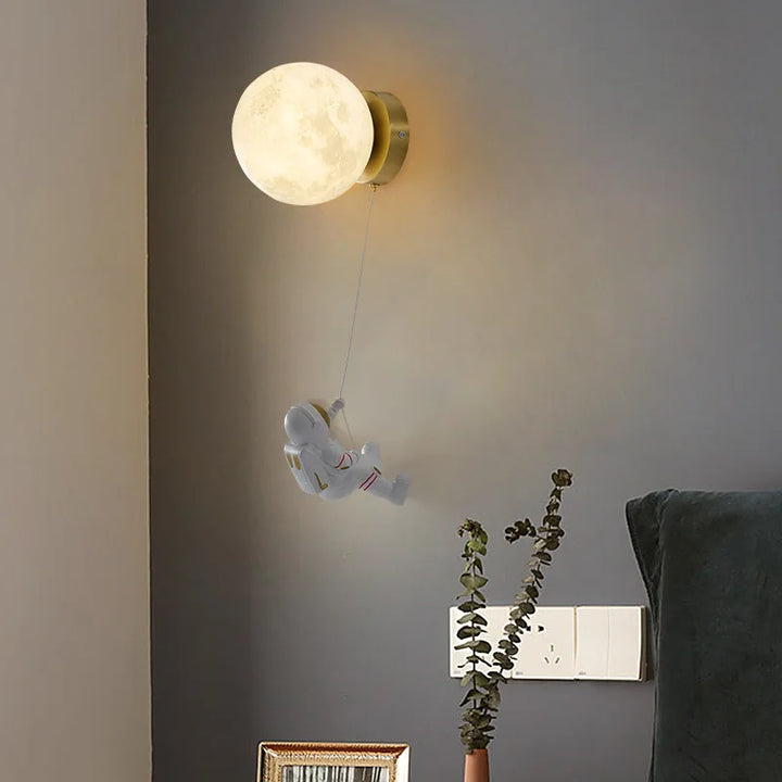 LunarGlow Vegglampe - Måneformet Astronaut Belysning Luvikno