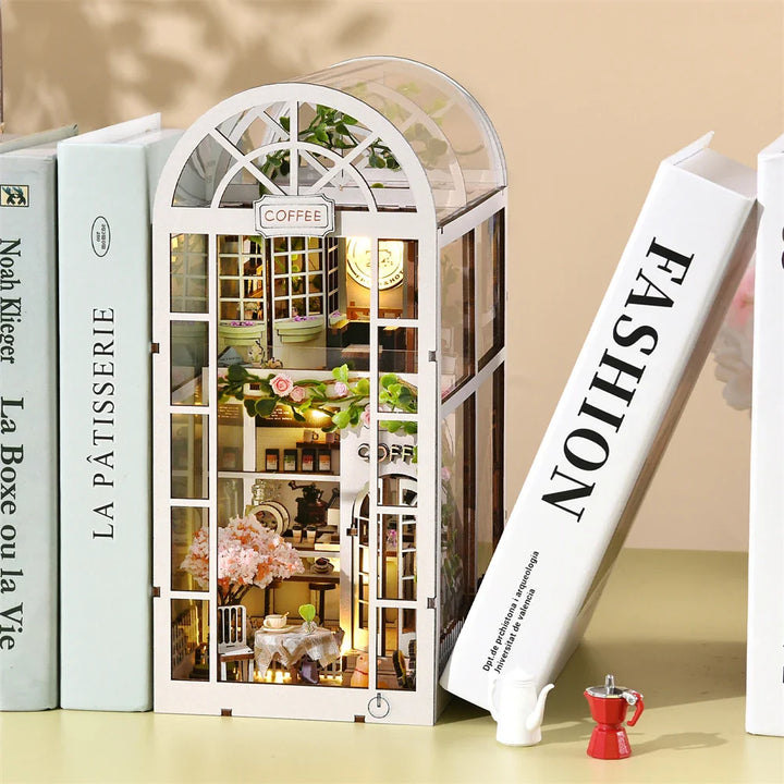 SoleCaffè DIY Bokhylle | Miniatyr Kaffehus 3D Trebyggesett | Med LED-belysning | Kreativ Bokhylla Diorama & Gaveidé Luvikno