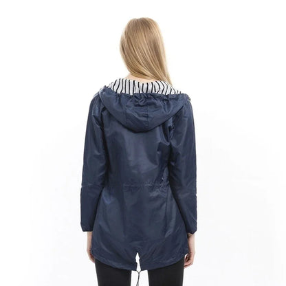 Luvik | Vesitiivis takki hupulla