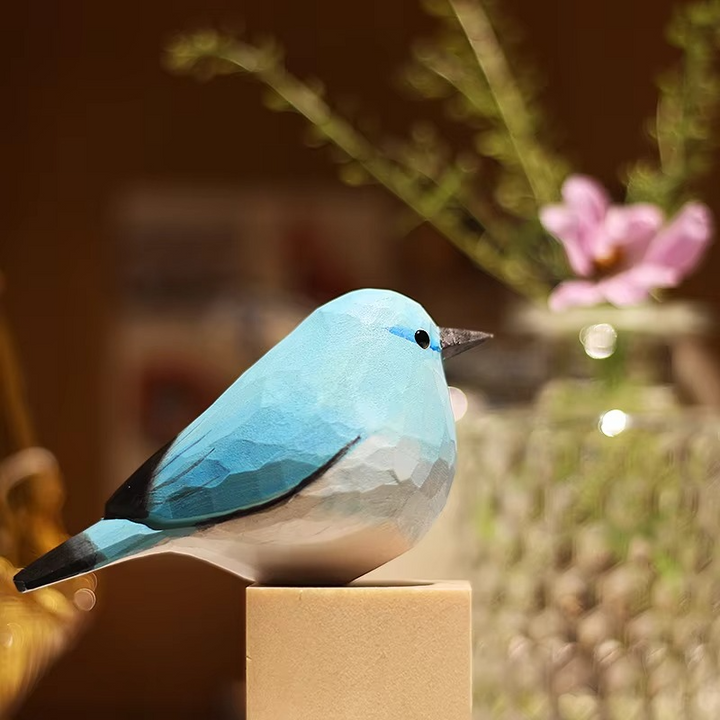 Håndlaget Fjellblå Robin Tre Skulptur Luvikno