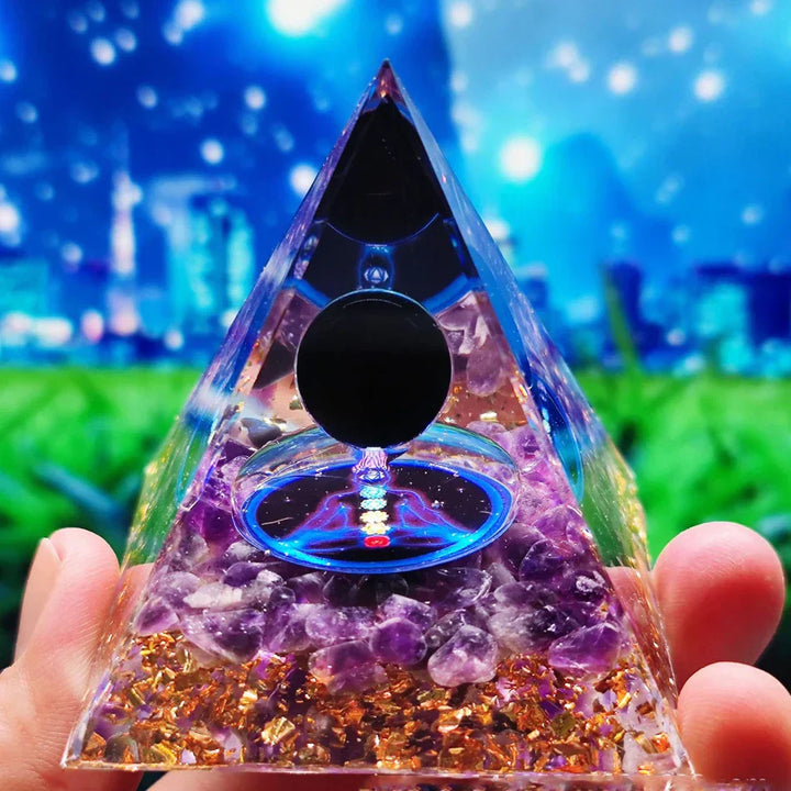 Orgonittpyramide med ametyst pendel – Energi, Beskyttelse og Dekorasjon | Luvikno