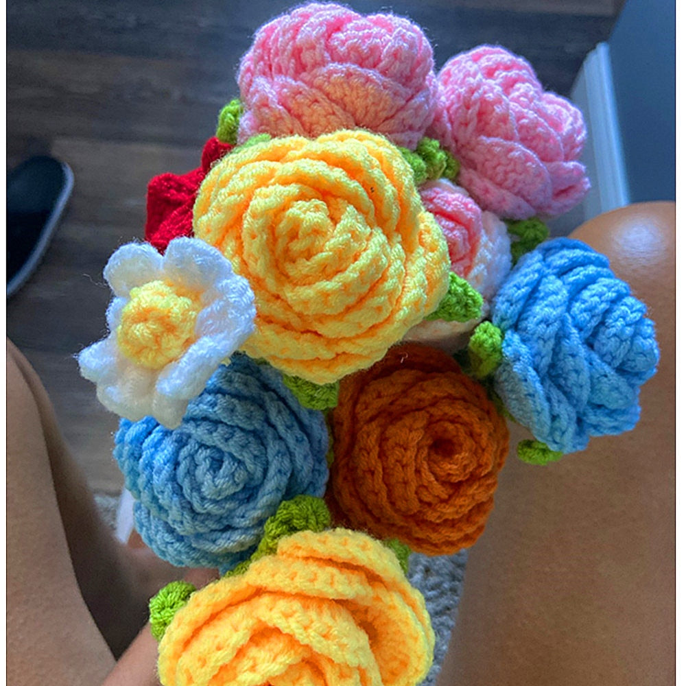 Håndstrikket rosebukett