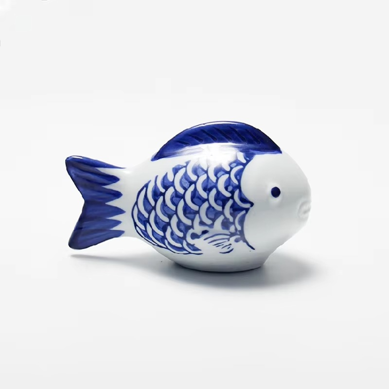 Blå og hvit porselen flytende koi fisk skrivebords ornamente Luvikno