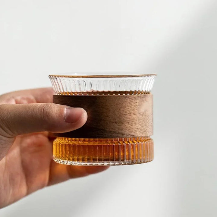 OakFlow Whisky Tumbler – Håndlaget glass med trefinish | Luvikno
