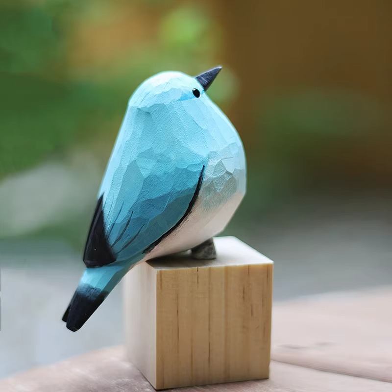 Håndlaget Fjellblå Robin Tre Skulptur Luvikno