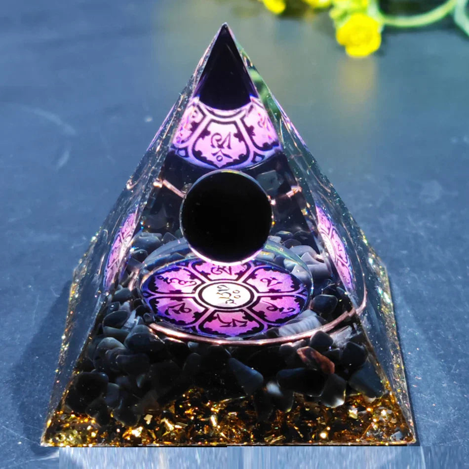 Orgonittpyramide med ametyst pendel – Energi, Beskyttelse og Dekorasjon | Luvikno