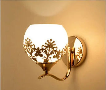 CrystalLuxe – Gylden LED Vegglampe for Stemningsfull Belysning Luvikno