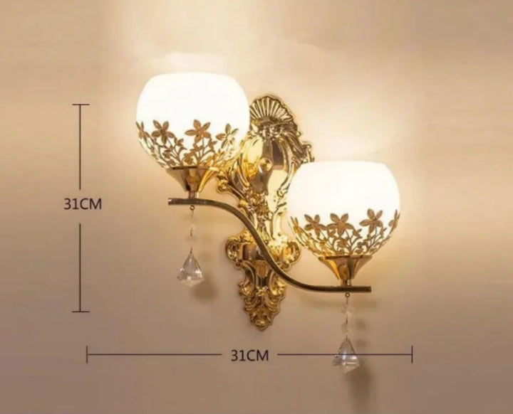 CrystalLuxe – Gylden LED Vegglampe for Stemningsfull Belysning Luvikno