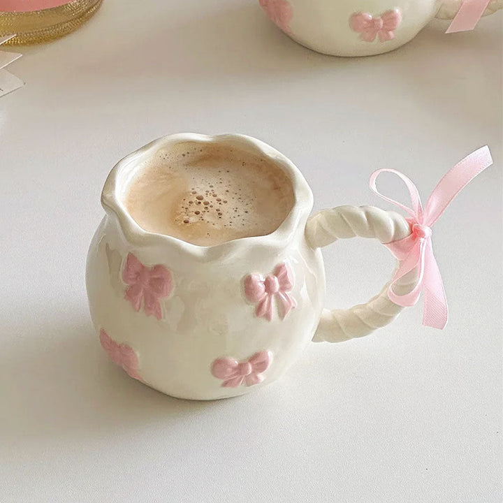 Bånd-pyntet keramisk krus – Håndlaget eleganse for kaffe- og teelskere | Luvikno