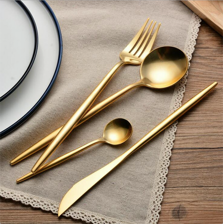 Arya Gold Bestikksett – Elegant Enkelhet i Gull | Luvikno