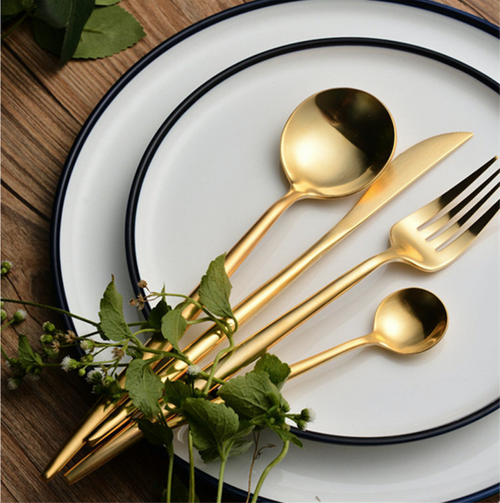 Arya Gold Bestikksett – Elegant Enkelhet i Gull | Luvikno