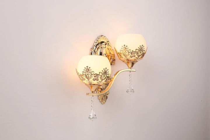 CrystalLuxe – Gylden LED Vegglampe for Stemningsfull Belysning Luvikno