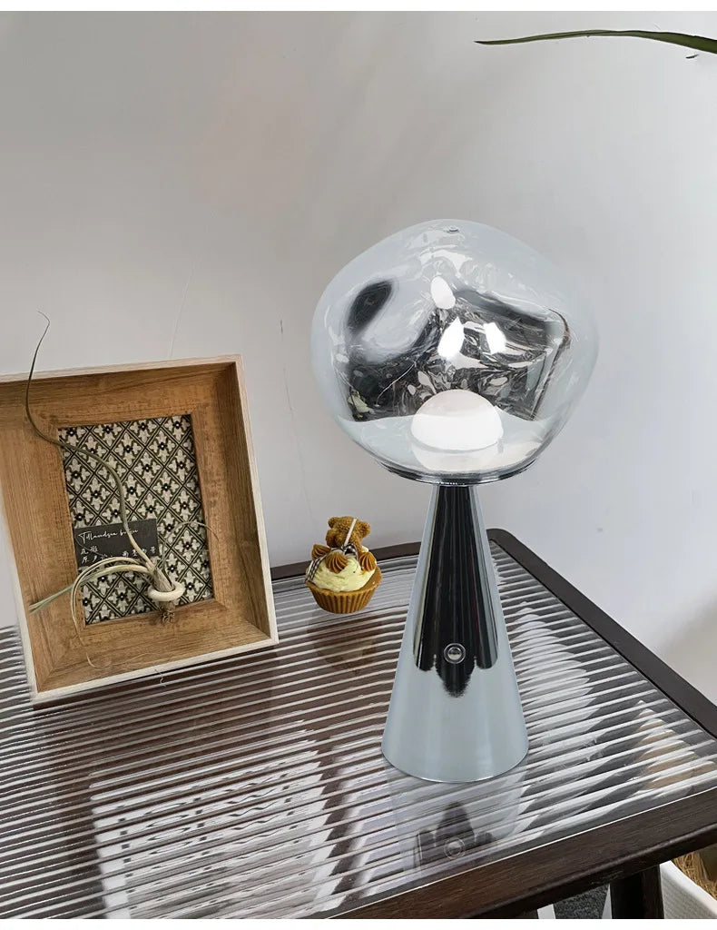 Moderne Mini Bordlampe i Lava Design med LED Lys - Dekorativ Lampe for Stue, Soverom & Kontor | Luvikno