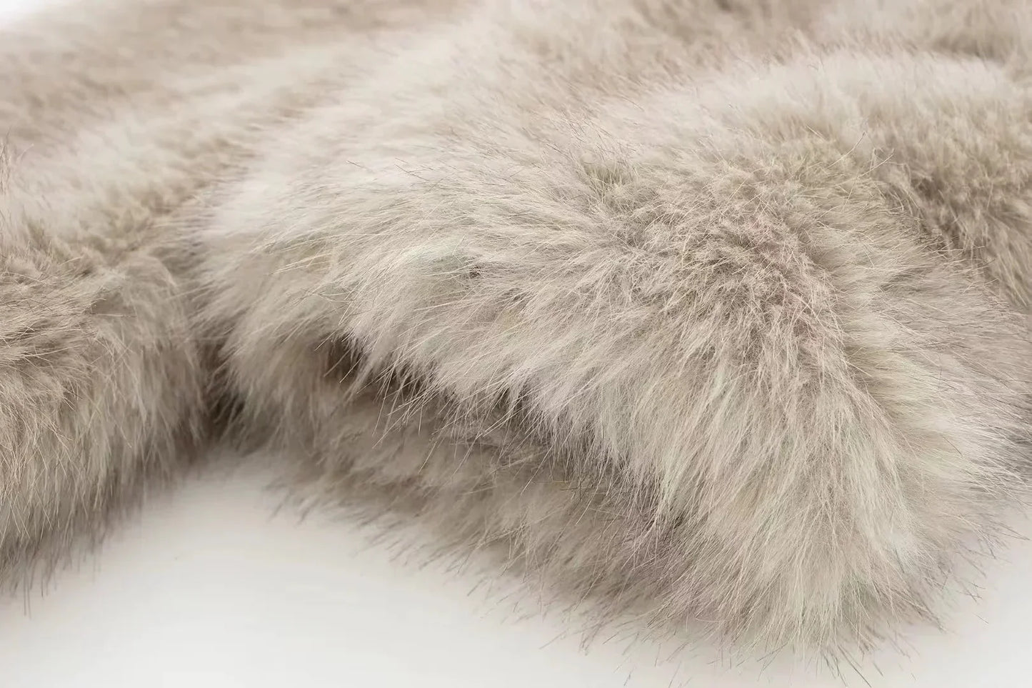 Luvik | Lämmin Tekoturkki Takki Naisille Tyylikkäässä Muotoilussa