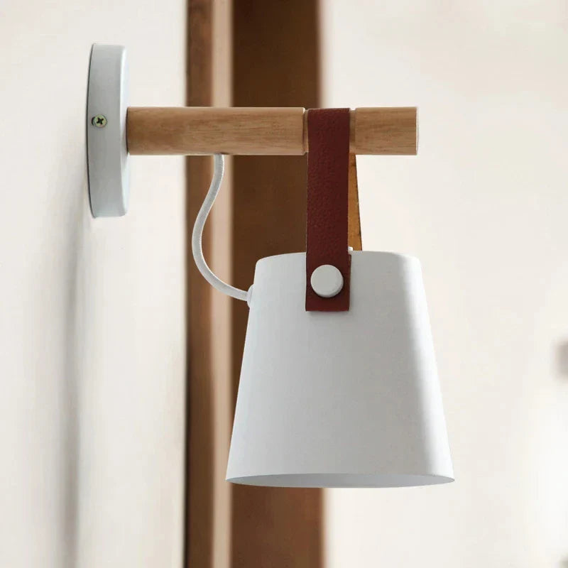 NordicGlow Light - Tre LED Vegglampe med Lærdetaljer Luvikno