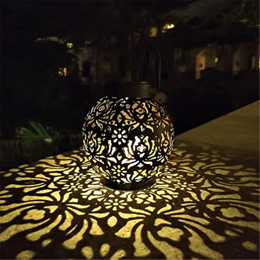 Luvikno | Solivanta Light Art Solcellehagehengelanterne | Jernkunst med projeksjonseffekt | Vanntett | For tre, balkong og terrasse