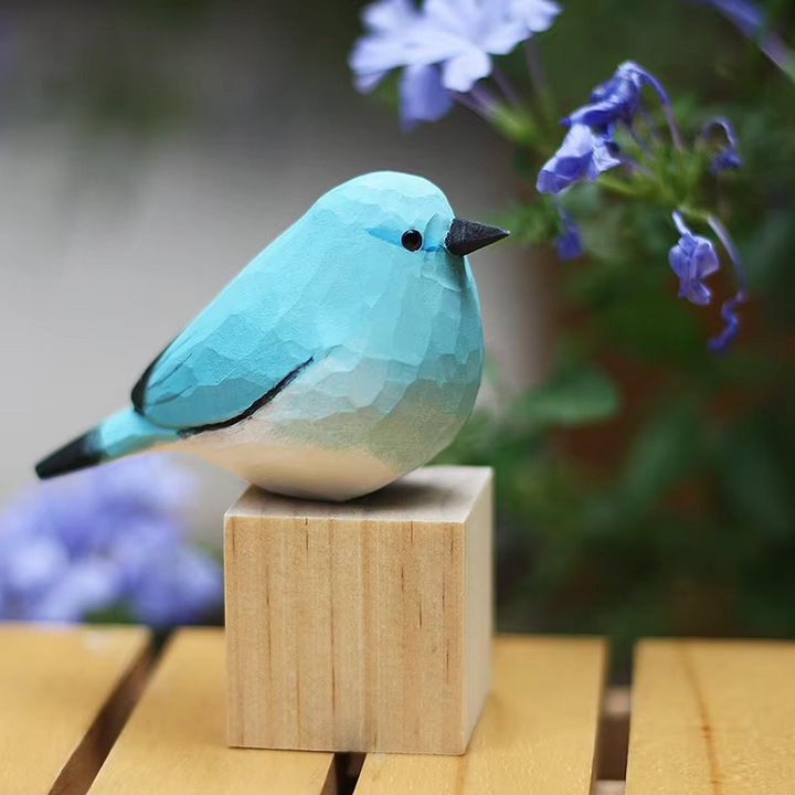 Håndlaget Fjellblå Robin Tre Skulptur Luvikno