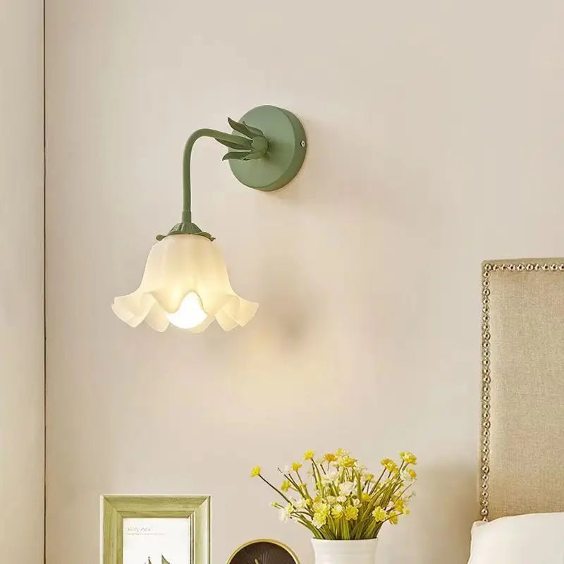 FrenchBloom - Elegant vegglampe med blomsterdesign Luvikno