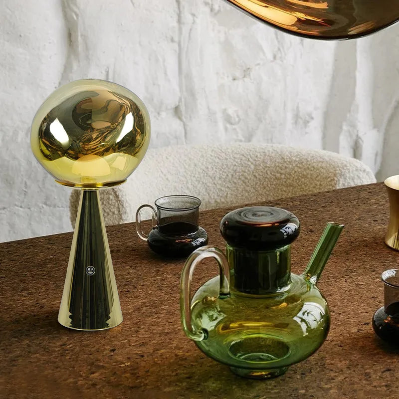 Moderne Mini Bordlampe i Lava Design med LED Lys - Dekorativ Lampe for Stue, Soverom & Kontor | Luvikno