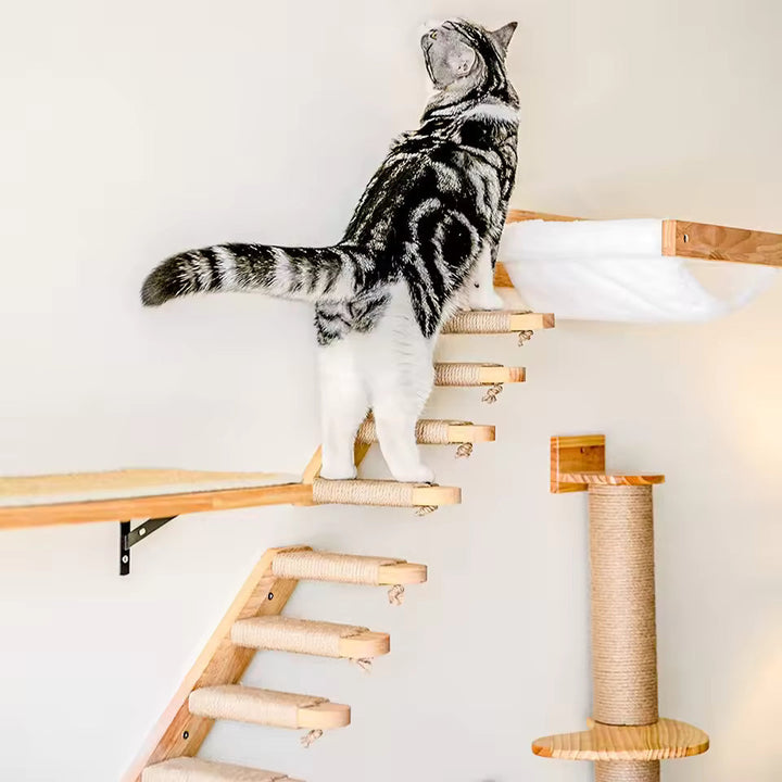Kattestige for veggmontering laget av tre med sisal Luvikno