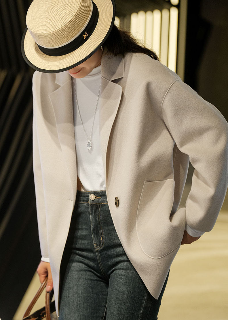 Luvik | Beigen Peter Pan -kauluksellinen talvilampaantakkie, jossa on nappi