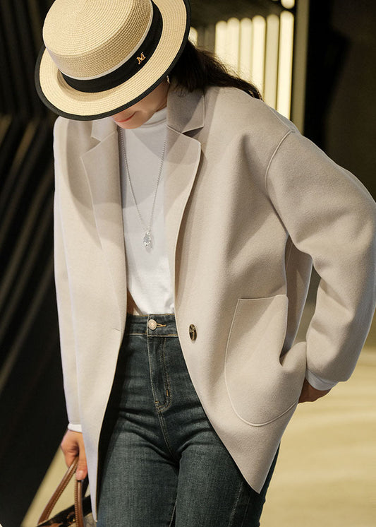 Luvik | Beigen Peter Pan -kauluksellinen talvilampaantakkie, jossa on nappi