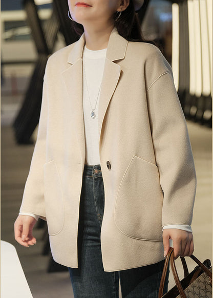 Luvik | Beigen Peter Pan -kauluksellinen talvilampaantakkie, jossa on nappi