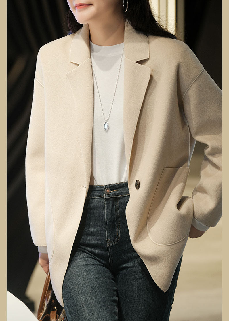 Luvik | Beigen Peter Pan -kauluksellinen talvilampaantakkie, jossa on nappi