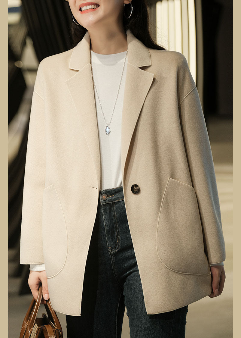 Luvik | Beigen Peter Pan -kauluksellinen talvilampaantakkie, jossa on nappi