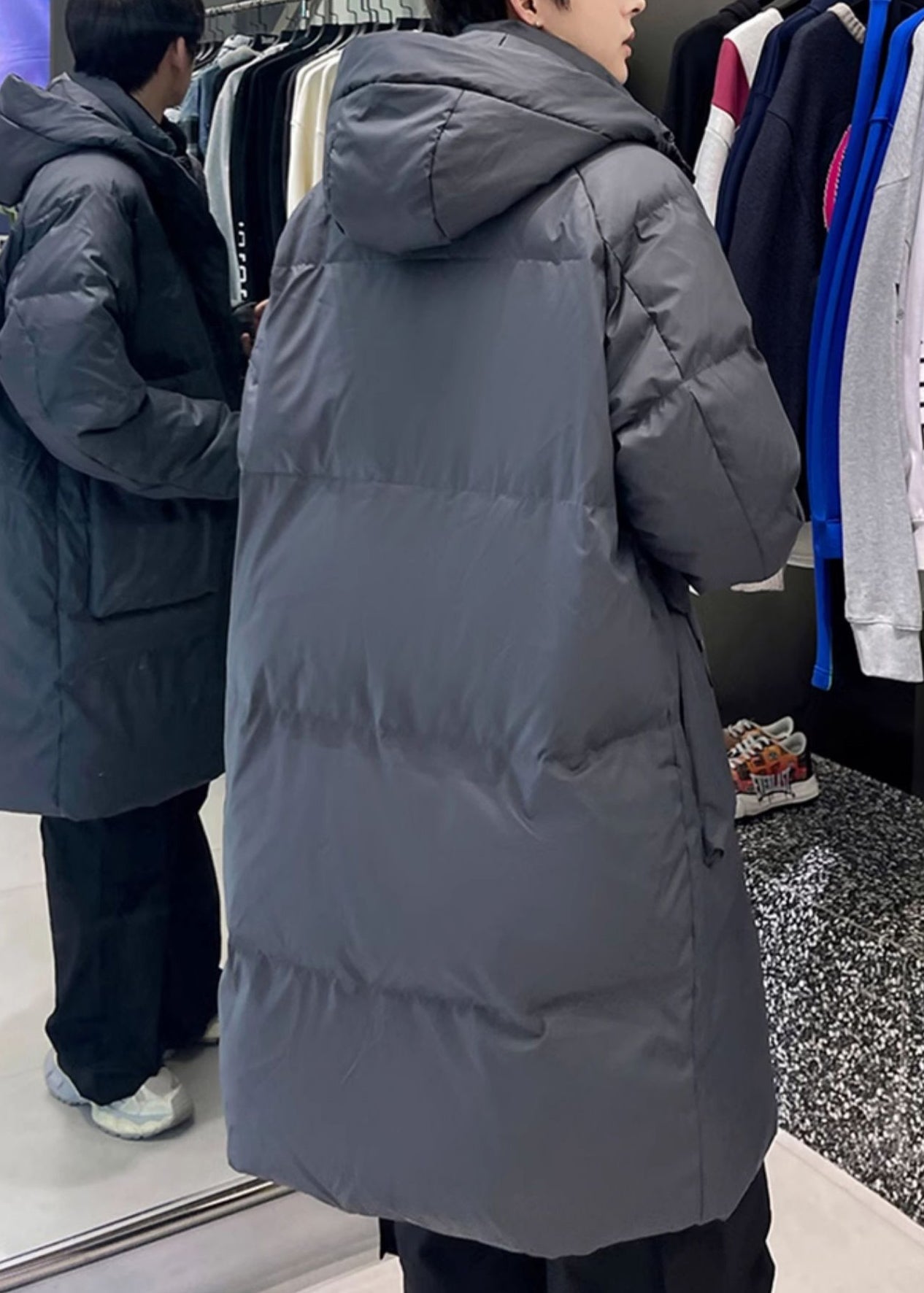 Luvik | Miesten untuvavuoret, joissa on harmaat hupulliset taskut talvella