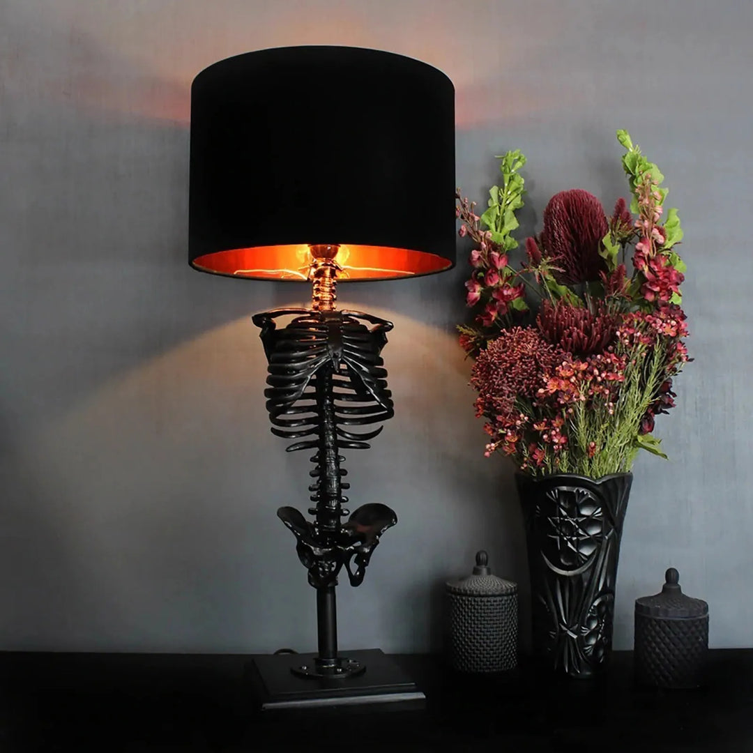 Luvikno | Håndlaget gotisk skjelett bordlampe