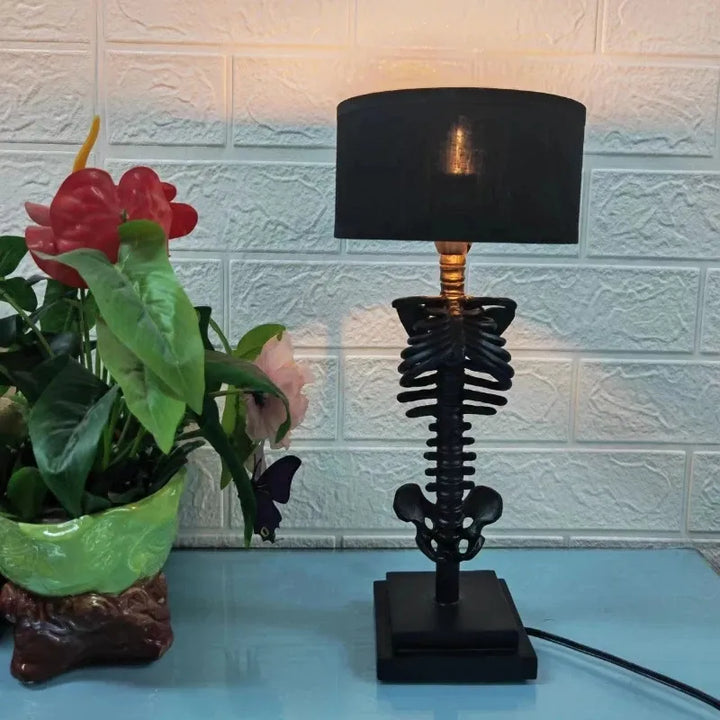 Luvikno | Gotisk Skelet Bordlampe – Håndlaget og Mysterisk Design